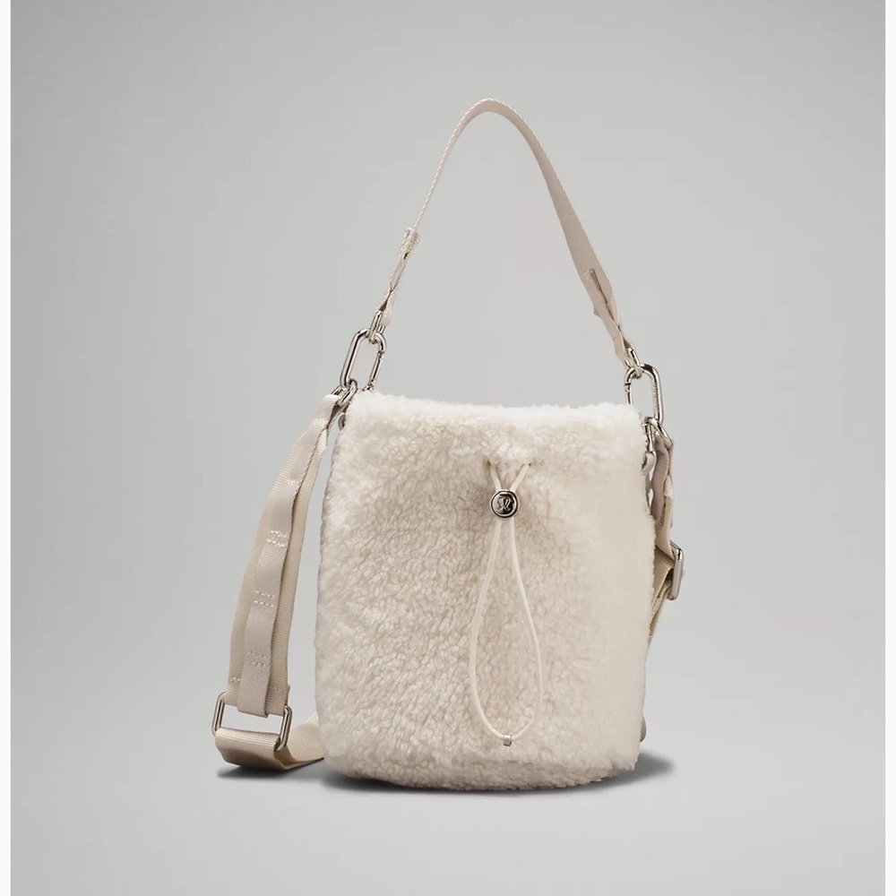 🍋LULULEMON ATHLETICA | Crossbody Fleece Bucket Bag 2.5L in White Opal